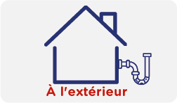 A l'extérieur